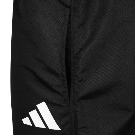 Adidas imprimé sur la tenue de Sudation